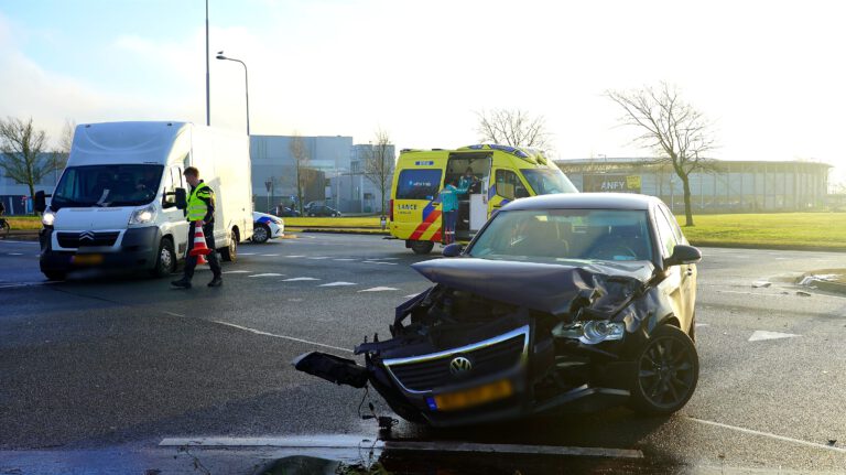 Veel schade bij aanrijding op Hoeverweg tussen personenauto en bestelbus, geen gewonden