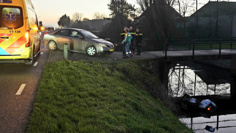 Motorrijder te water na harde aanrijding op Zuidervaart in Zuidschermer