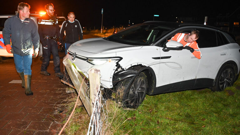 Auto schiet vanaf de Heerenweg weiland in tussen Camperduin en Groet