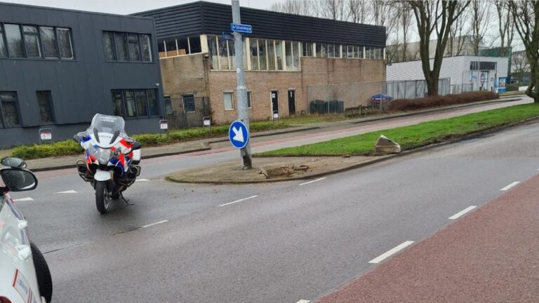 Bestuurder sloopt auto op betonnen bolders langs Edisonweg in Oudorp