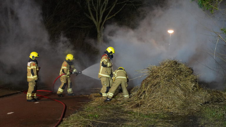 Brandweer voorkomt erger bij rietbrand langs Klaas Bootpad