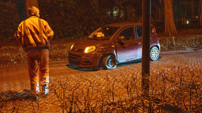Auto rijdt door na aanrijding op Eeuwigelaan Bergen