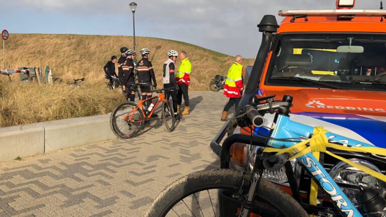 Strandbiker raakt gewond onder strandpaviljoen Camperduin