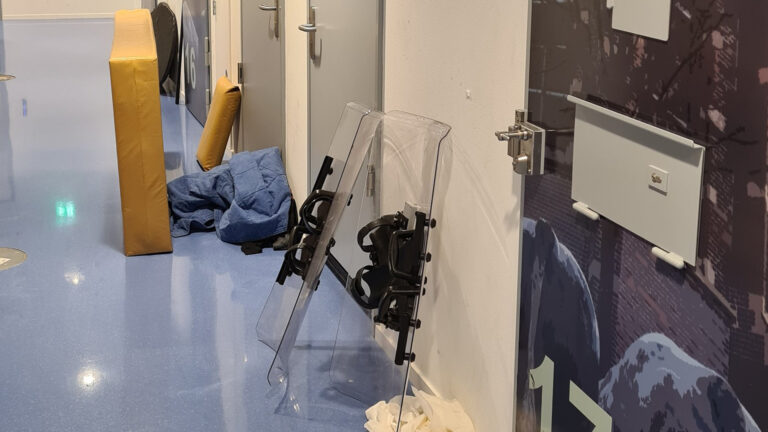 Drank- en drugsgebruiker in politiecel sticht brand en smeert poep op muren