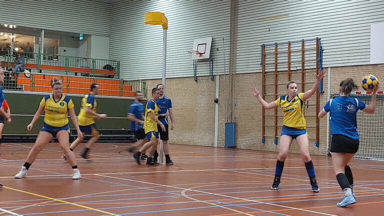 Korfballers Apollo 1 starten vertraagde zaalseizoen met 12-18 overwinning