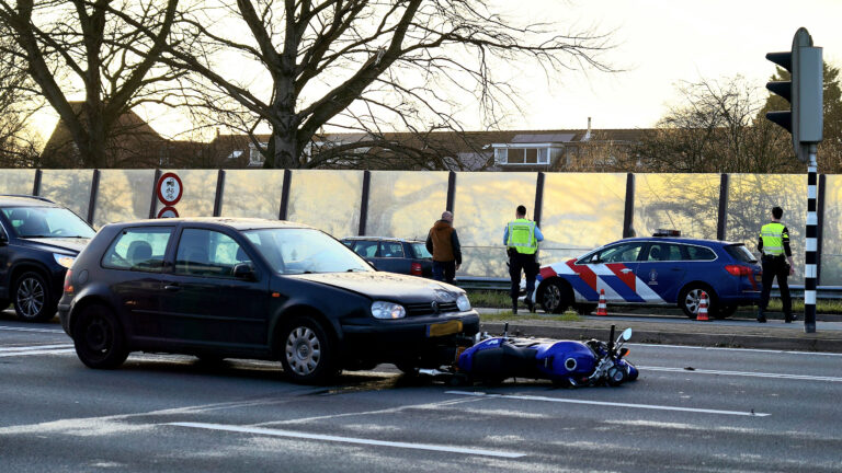 Kop-staartbotsing tussen auto en motor: geen gewonden