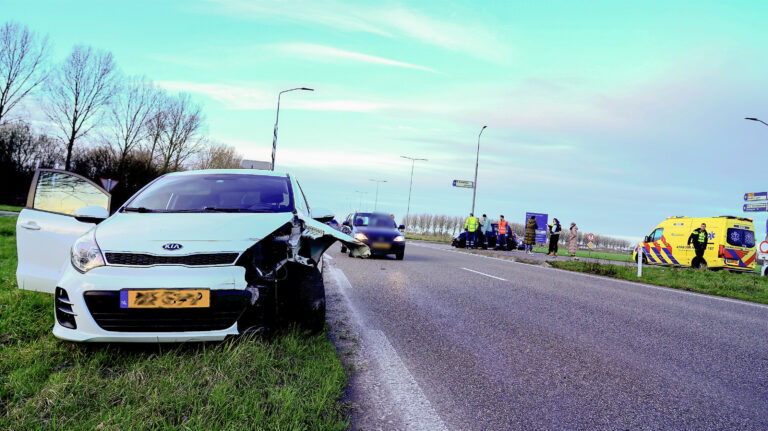 Aanrijding op N245 bij Noord-Scharwoude zorgt voor veel schade