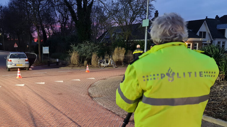 Fietser raakt gewond bij aanrijding op Dorpsstraat in Oudkarspel