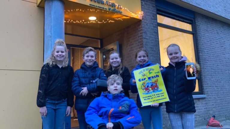 Zaterdag in Oudkarspel auto laten wassen en met uil op de foto: “Kinderen voor kinderen met beperking”