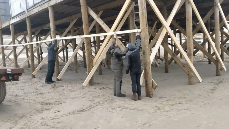 Strandpaviljoens maken zich op voor Eunice: “Westenwind kan heftige gevolgen hebben”