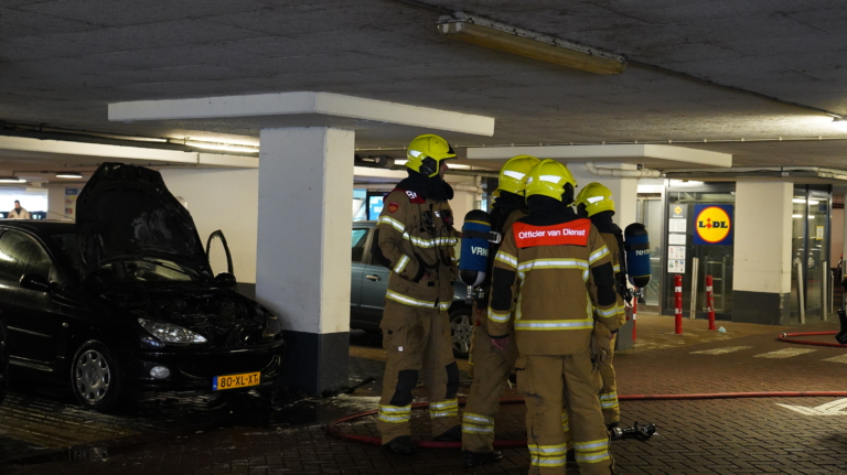 Kortsluiting zet auto in brand in parkeergarage De Mare