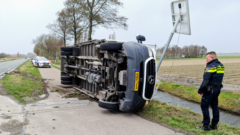Vrachtwagen waait bijna sloot in langs N243
