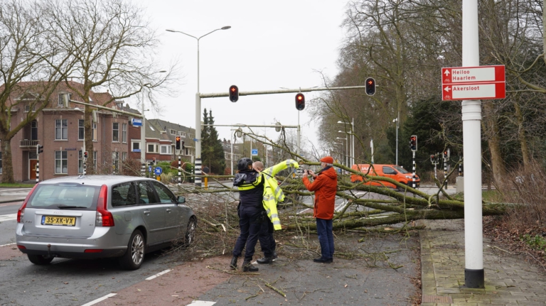 Hulpdiensten druk met stormschade door Eunice, 112-noodnummer overbelast
