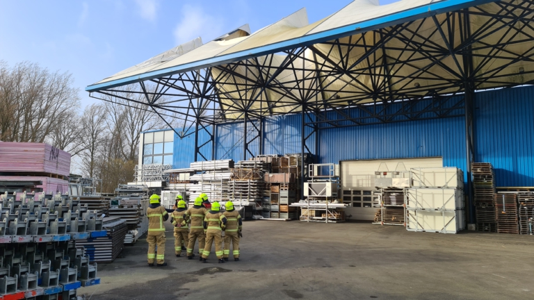 Stormschade aan overkapping van bijgebouw De Boer Tenten in Alkmaar