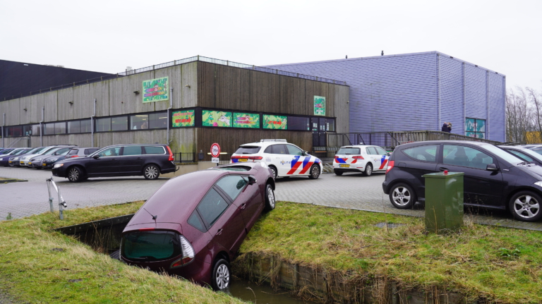Auto achteruit de sloot in bij Monkey Town in Alkmaar