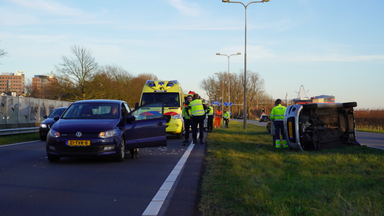 Bestuurster raakt gewond bij kop-staartbotsing op Heilooër Tolweg