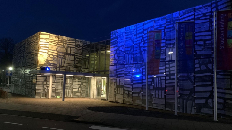 Museum Broeker Veiling verlicht in kleuren Oekraïense vlag