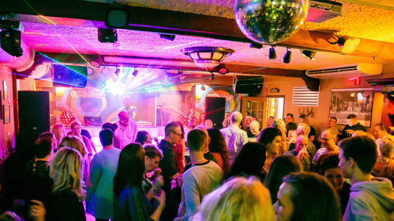 Waardse Grand-Café De Heeren en Disco-Train gaan weer ‘Back to the 70s, 80s & 90s’ 🗓