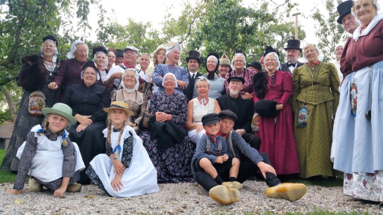 Dag en Dauw houdt kledingshow met West-Friese streekdracht in Wijkcentrum De Oever 🗓