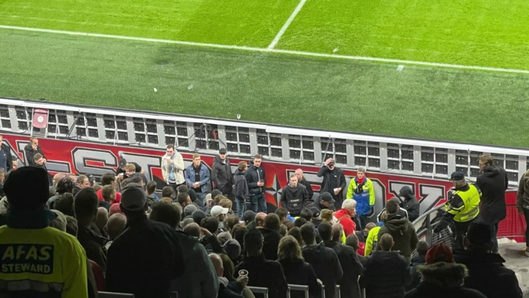 Celstraf en stadionverbod voor AZ-supporter (20) die vuurwerkbom gooide