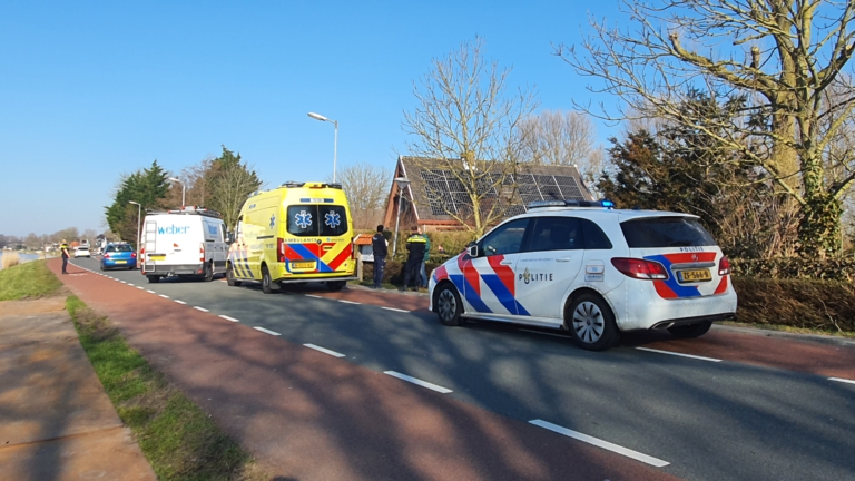 Vrouw op fiets gewond na aanrijding met bestelbus op Kanaaldijk in Koedijk