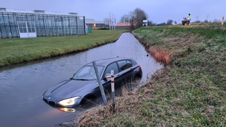 Auto te water langs N242, beschonken kentekenhouder beweert passagier te zijn