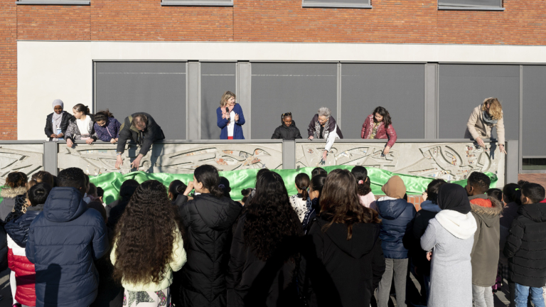 Kunstwerk van Jaap Min krijgt tweede leven bij Alkmaarse rkbs De Wegwijzer