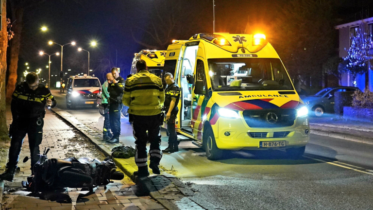Scooterrijder onderuit op Kennemerstraatweg; één gewonde, passagier komt met schrik vrij