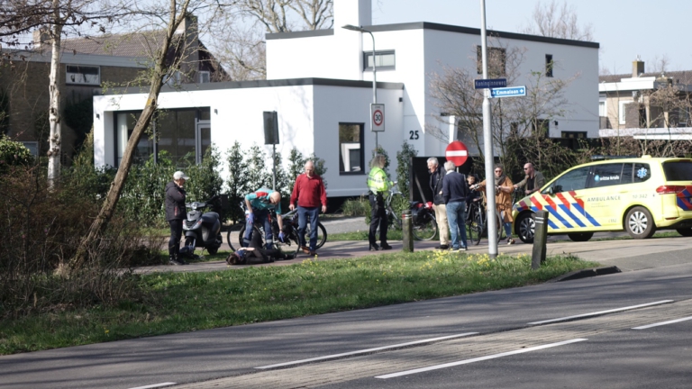 Flinke botsing tussen fietser en brommerrijder op kruising Koninginneweg-Emmalaan in Bergen