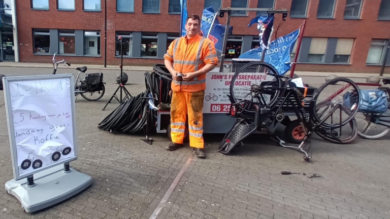 Fietsenmaker John Kassing start sociaal initiatief: “Ik hoop eenzame mensen te bereiken”