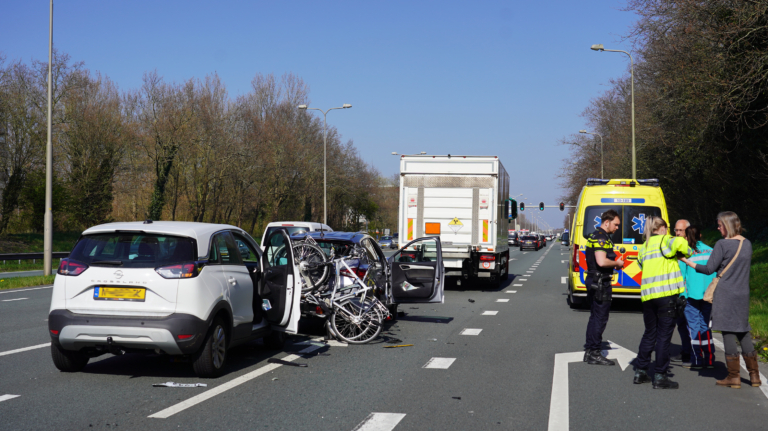 Vrouw gewond bij kop-staartbotsing op de N9 in Alkmaar
