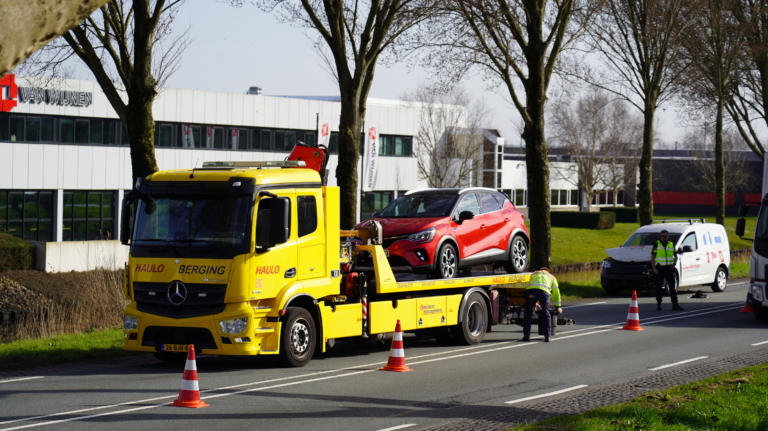 Gewonde naar ziekenhuis na kop-staartbotsing op N242