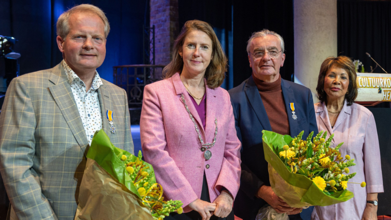 Koninklijke onderscheidingen voor Hemminga en Valkering tijdens afscheid Heilooër raad
