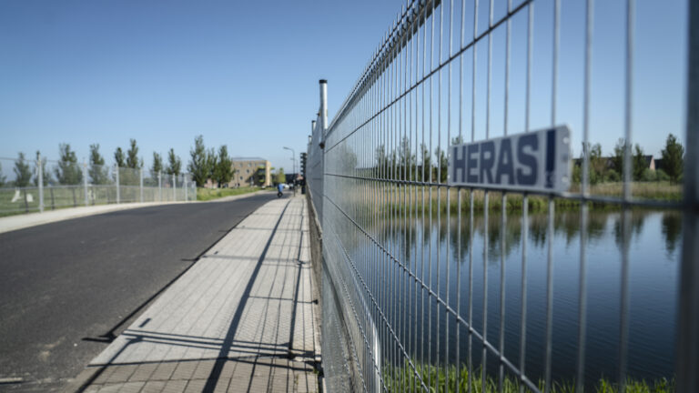 Gemeente haalt hekken op brug Gibbon weg en gaat handhaven