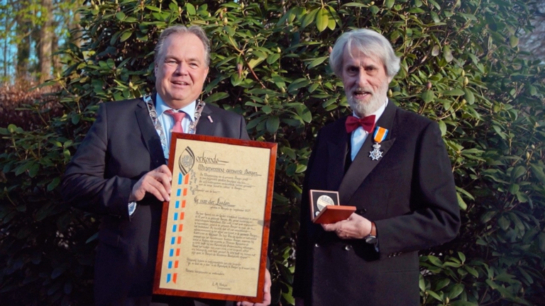 Muzepenning van Gemeente Bergen voor kunstenaar Van der Leeden