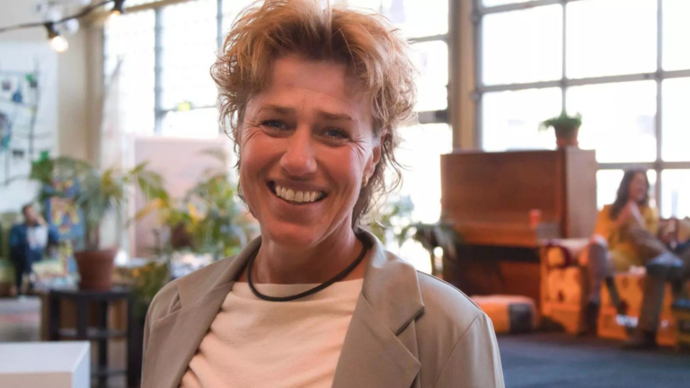 Na drie overvallen op haar tankstation besloot Esther probleemjongeren ‘een lesje te leren’