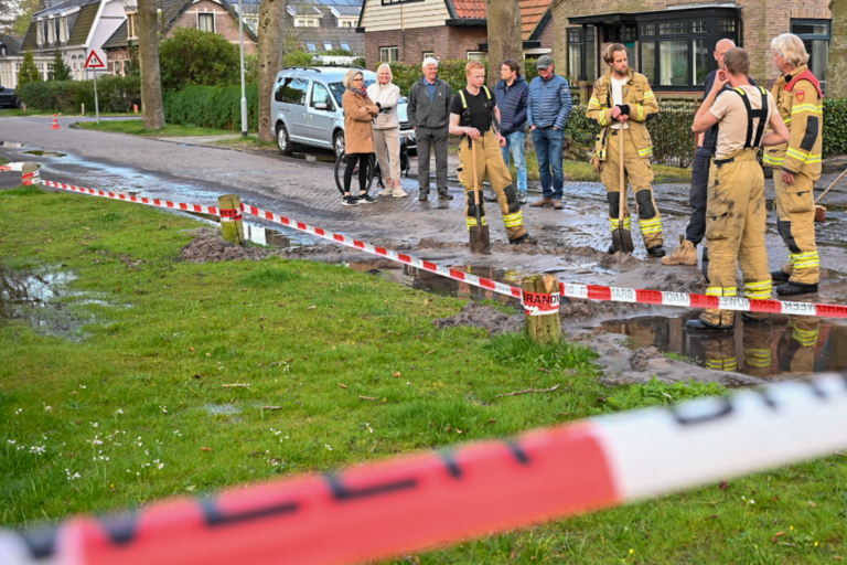 Bewoners Kruisweg in Bergen zonder stromend water na geknapte leiding