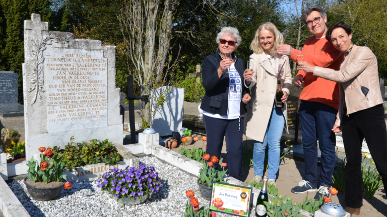 Jan Valkering Tulp gedoopt bij familiegraf in Limmen