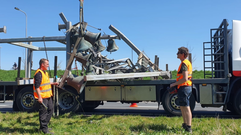 Vrachtwagen met Waards Carillon raakt spoorbrug N242 bij Heerhugowaard