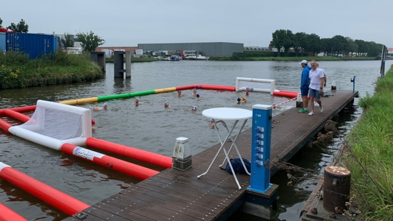 Zwemverenigingen Aquawaard en de Reuring slaan handen ineen: maak kennis met beachwaterpolo 🗓