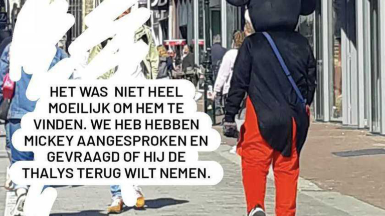 Mickey Mouse valt shoppers in Alkmaarse binnenstad lastig