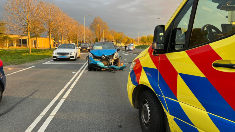 Stilstaande auto geramd bij verkeerslichten N242 – Edisonstraat