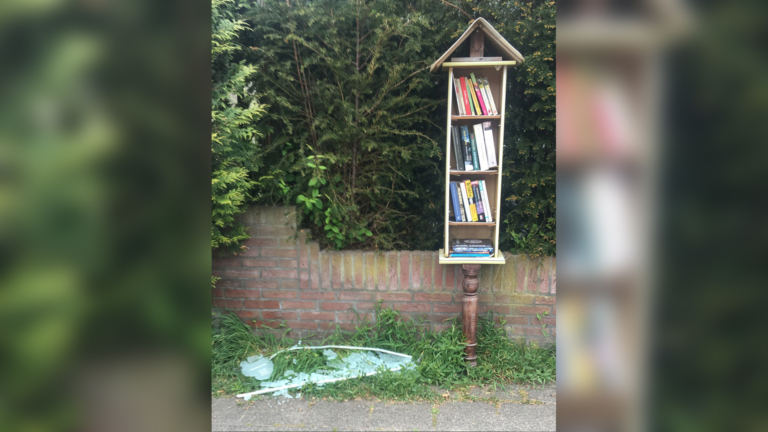 Mini-bieb aan Heilooërdijk vernield, beheerders twijfelen over nieuwe