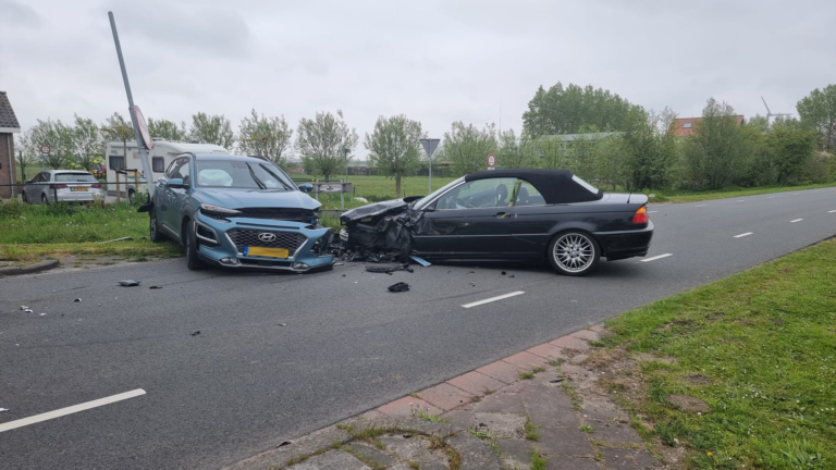 Botsing tussen twee auto’s op de Boekel