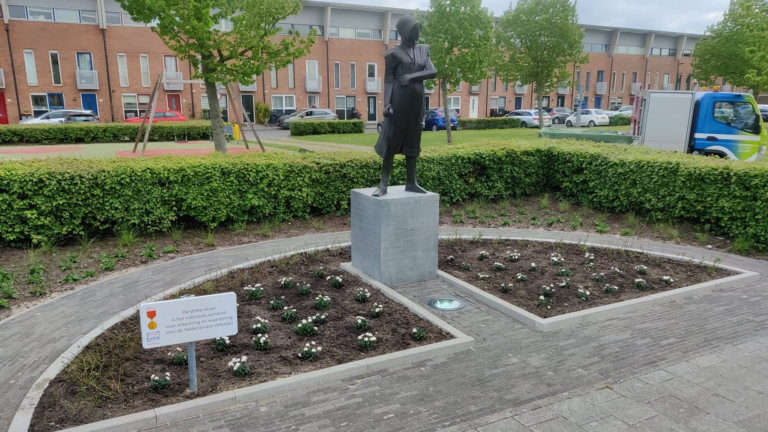 Gemeente Dijk en Waard plant witte anjers ter ere van veteranen