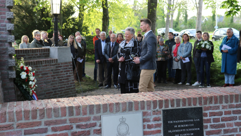Indrukwekkende dodenherdenking bij monument in Stompetoren
