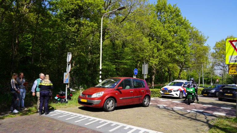 Bestuurder scooter naar ziekenhuis na aanrijding met auto op Duinweg Bergen