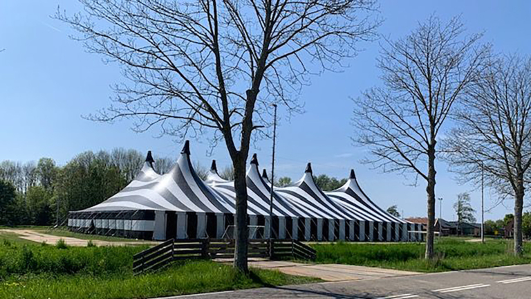 Voorbereidingen in volle gang; tent Popweekend Dijk en Waard staat al