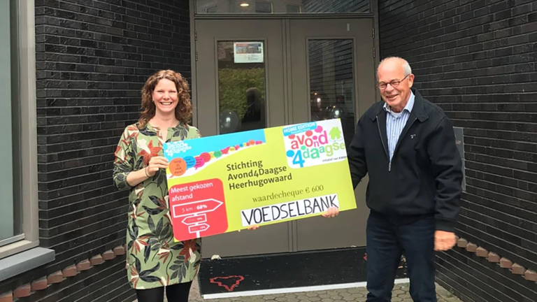 Stichting Avond4Daagse Heerhugowaard doneert aan Voedselbank