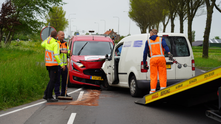 Twee gewonden bij frontale aanrijding op N242 in Heerhugowaard